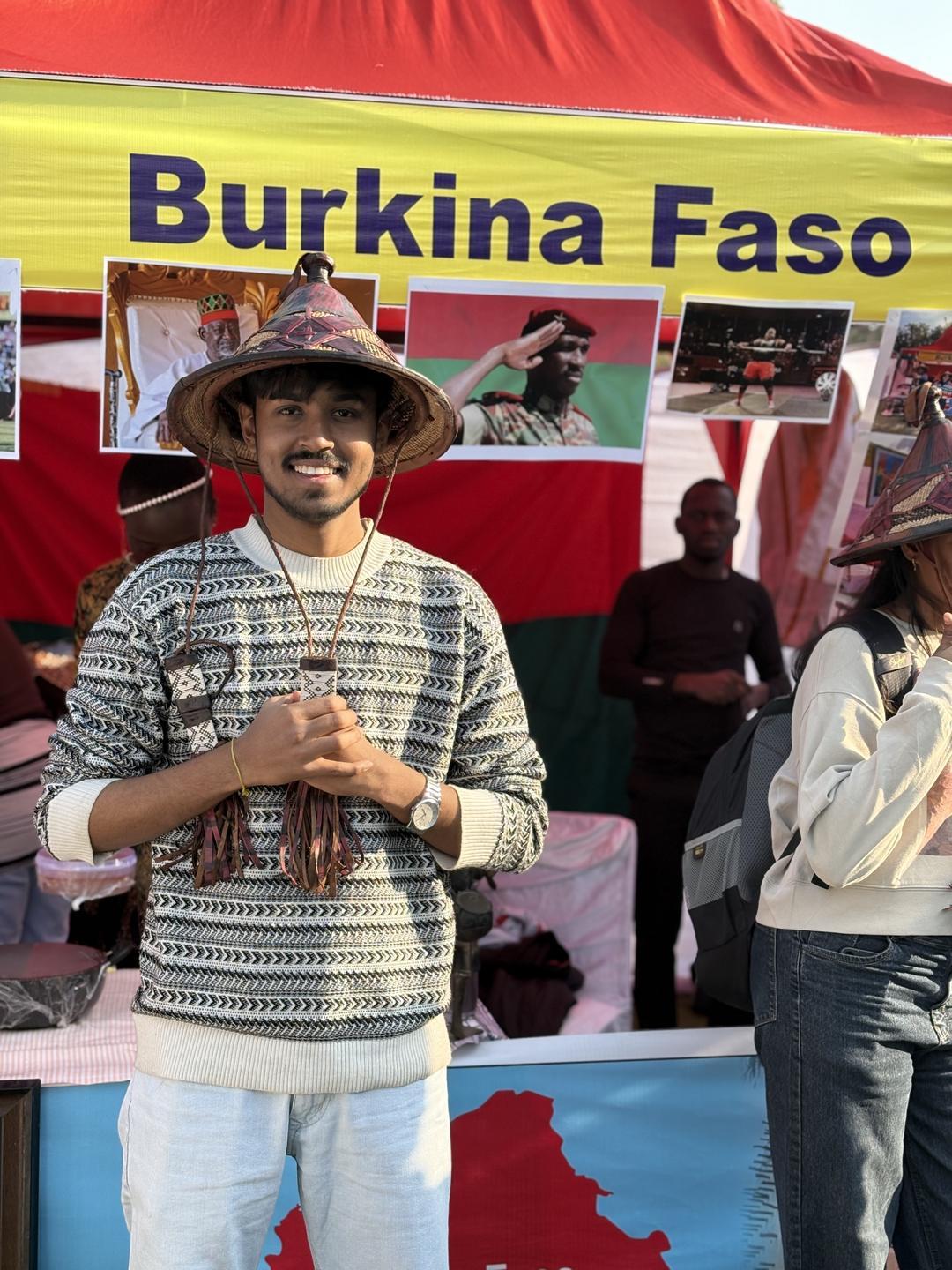 Global Village-এ Burkina Faso-র স্টলে মাথায় টুপি পরে মৃণাল দাস