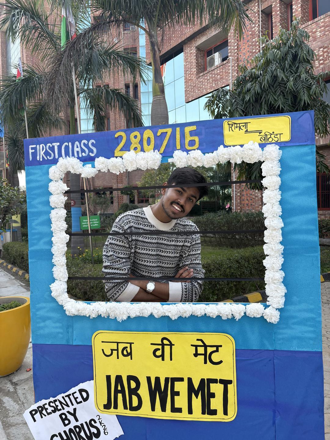 একটা ইভেন্টের ফটো-ফ্রেমের ভেতরে দাঁড়িয়ে মৃণাল দাস
