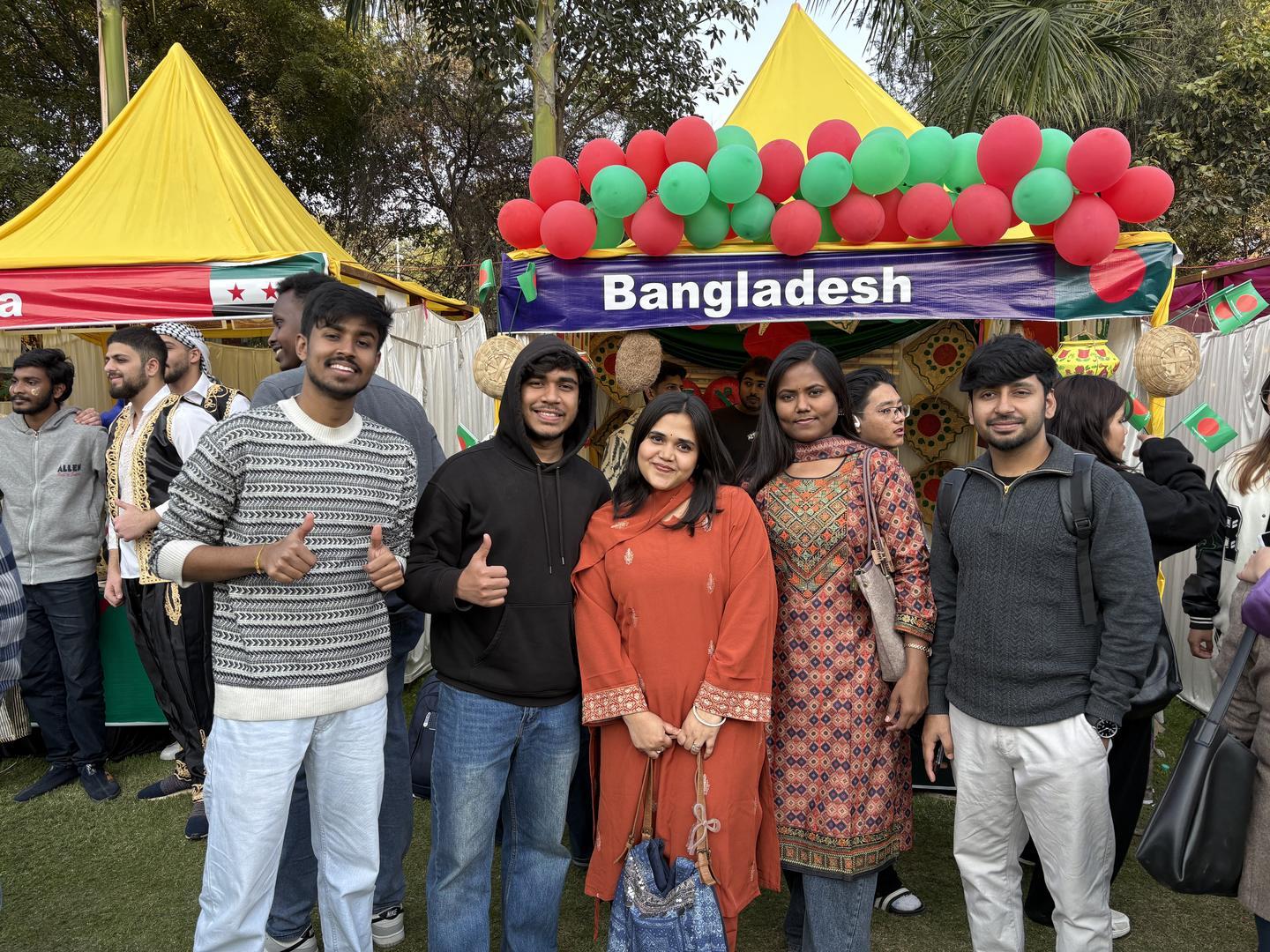 Bangladesh স্টলের সামনে বন্ধুদের সাথে মৃণাল দাস
