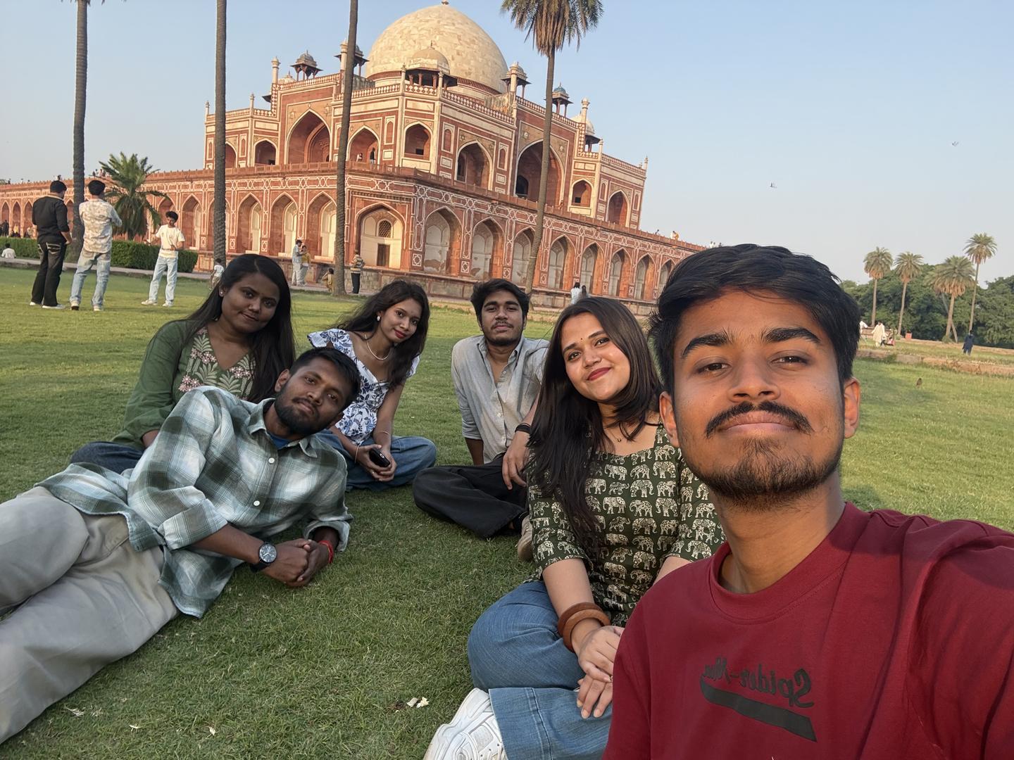 হুমায়ুনের সমাধির লনে বন্ধুদের সাথে মৃণাল দাসের সেলফি