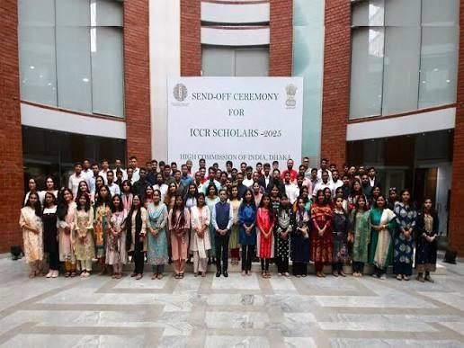 ঢাকায় ভারতীয় হাইকমিশনে ‘Send-off Ceremony for ICCR Scholars 2025’ ব্যানারের সামনে অনেক বাংলাদেশি শিক্ষার্থীর গ্রুপ ছবি